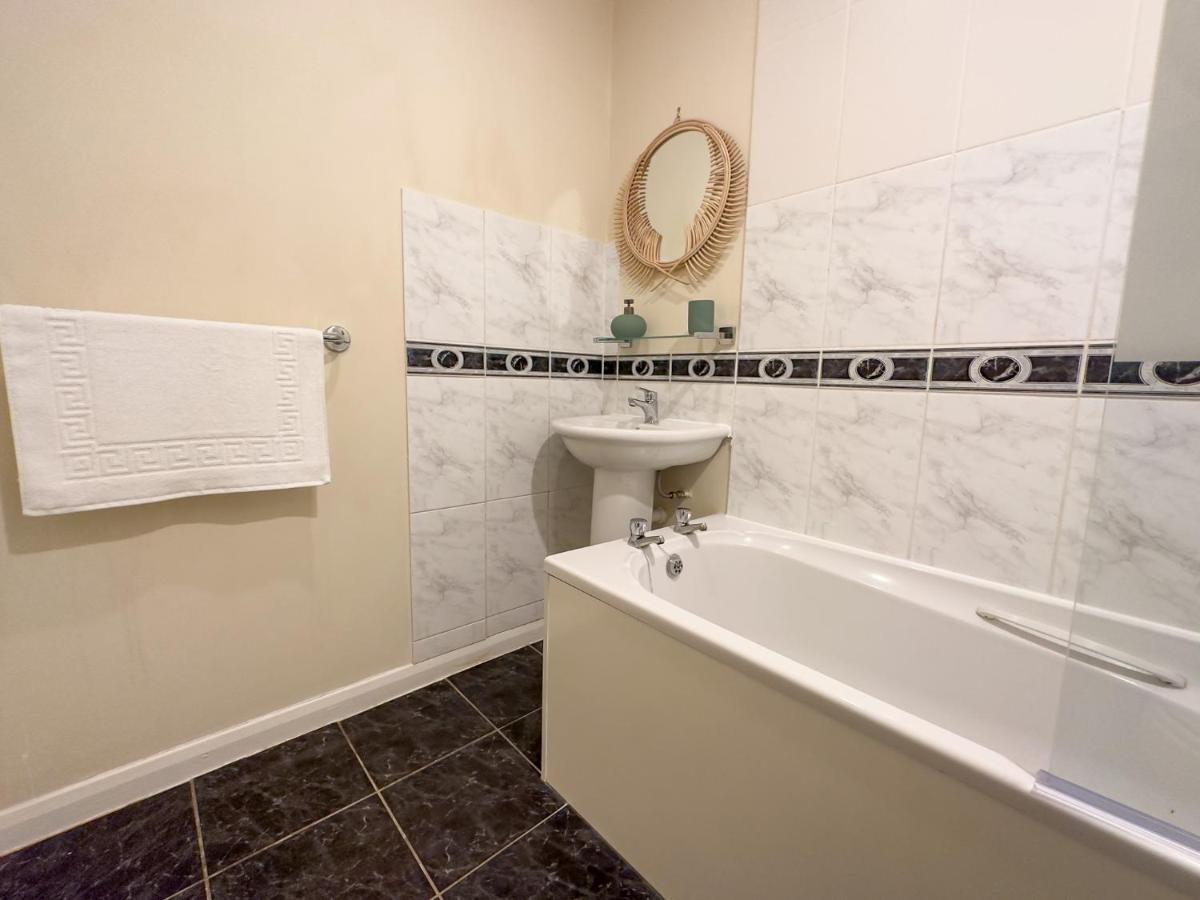 Spacious - Double And Sofa Bed - Wonderful Pavilion Views Apartment